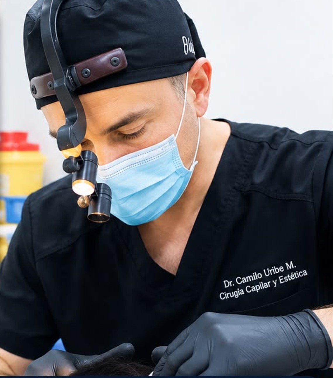 Dr. Camilo Uribe M. realizando un implante capilar FUE